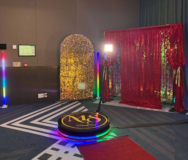 MemoShot 360 video booth platform with lighting